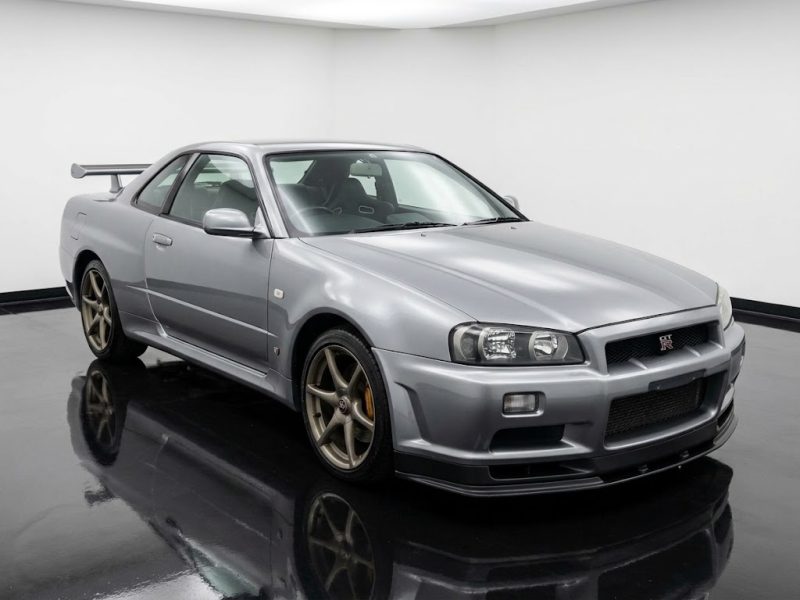 Nissan Skyline GT-R M-Spec BNR34 silver Japanese import.