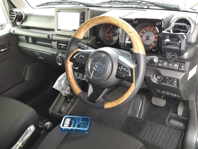Suzuki Jimny Nomade black interior front cabin