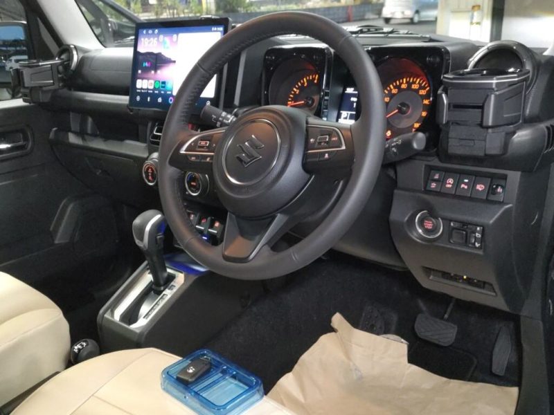 Suzuki Jimny Nomade Cream interior front cabin
